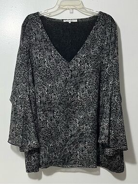 NWOT Violet & Claire Black and Gray Floral V-Neck Tunic Top
